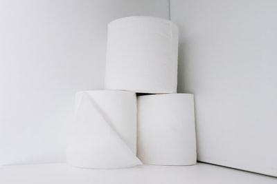 白色桌子上的白色卫生纸卷